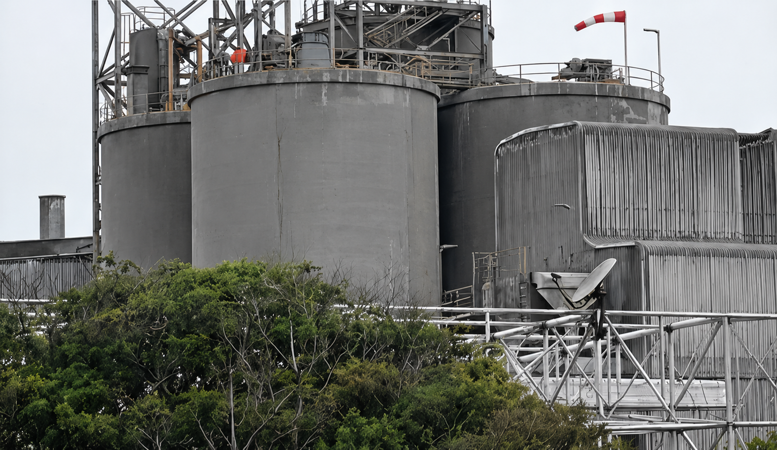Instalación industrial con silos atendidos mediante el servicio GIRonet de CleanRol SpA